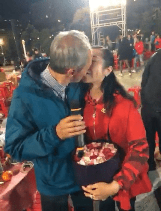 陳榮峻2017年在無綫盆菜宴向吳香倫下跪求婚，當時的紅娘就是黃翠如。