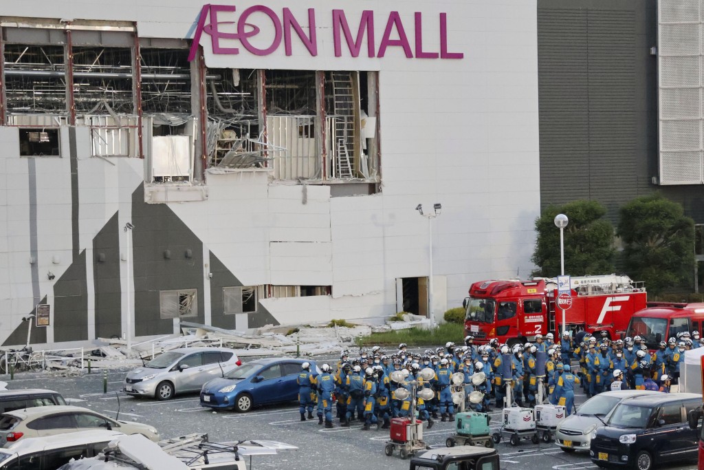 AEON MALL传出有22岁女店员逃出后报完平安,疑因公司指示折返罹难。美联社 AEON MALL传出有22岁女店员逃出后报完平安,疑因公司指示折返罹难。美联社