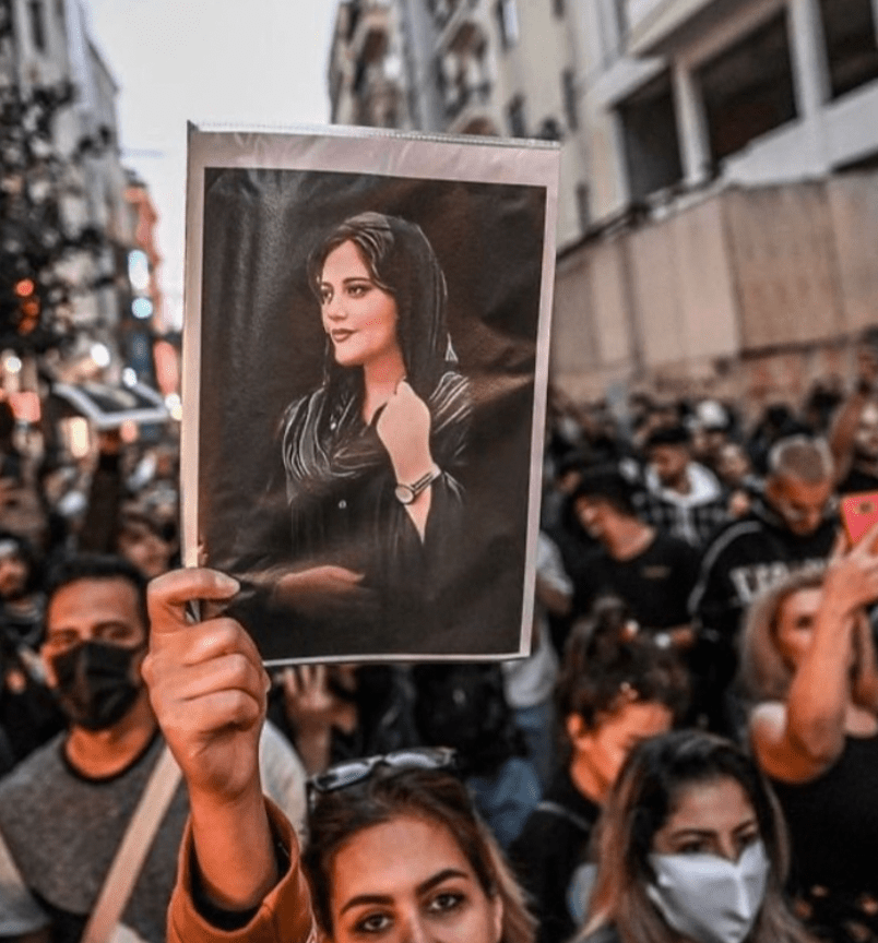 去年9月，伊朗22歲庫德族女子艾米尼因「未戴好頭巾」而遭伊朗「宗教警察」羈押後死亡，觸發國內連串大規模示威。