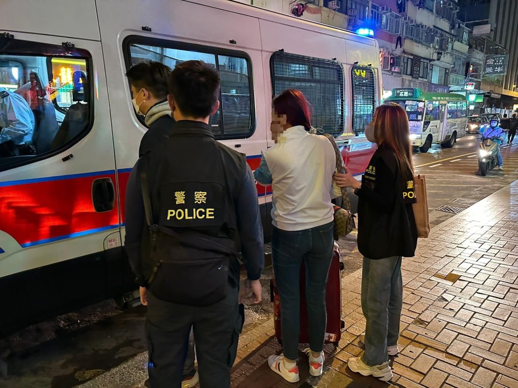 警方今月10日在河背街打擊街頭賣淫,拘捕一名48歲本地女子及40歲內地女子。(警方圖片)