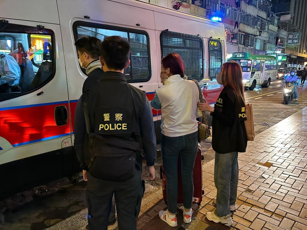 警方今月10日在河背街打击街头卖淫,拘捕一名48岁本地女子及40岁内地女子。(警方图片)