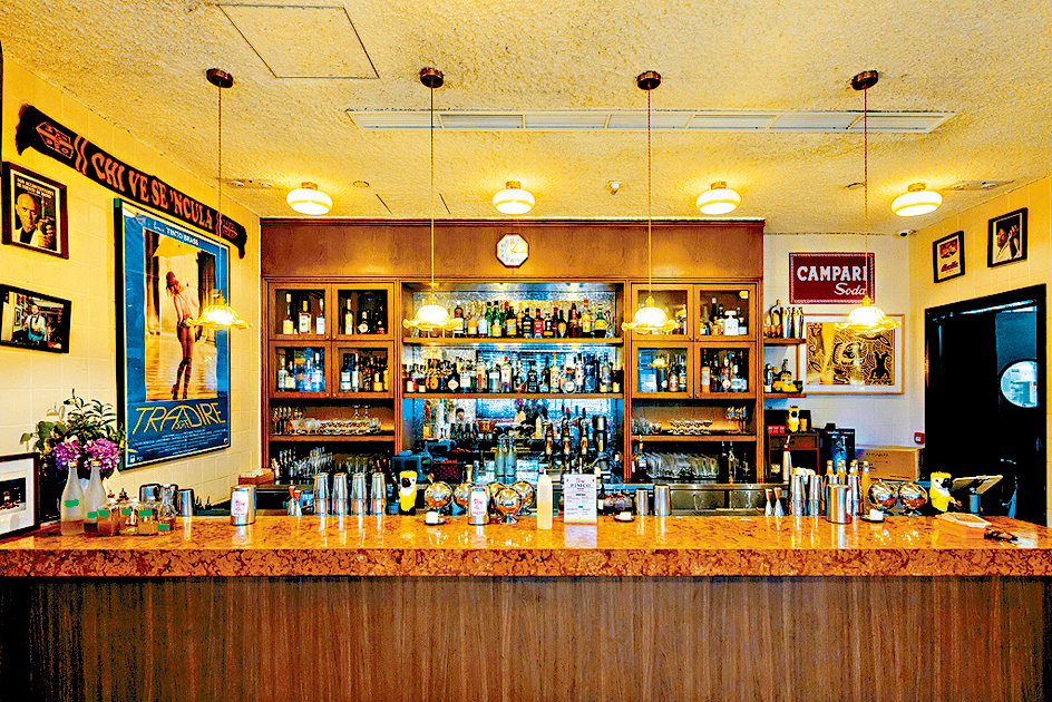 Bar Leone裝潢以暖色為主調。