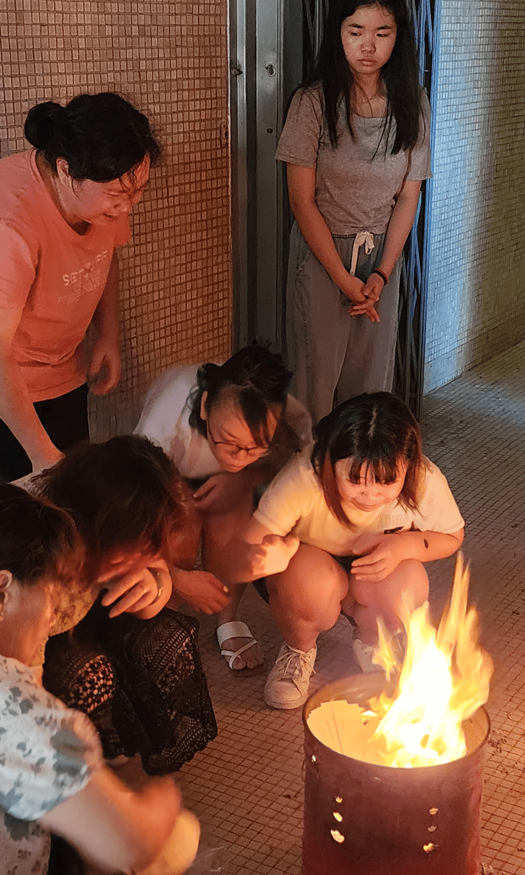 死者劉浩祥的家人在寓所外燒衣及點香拜祭。