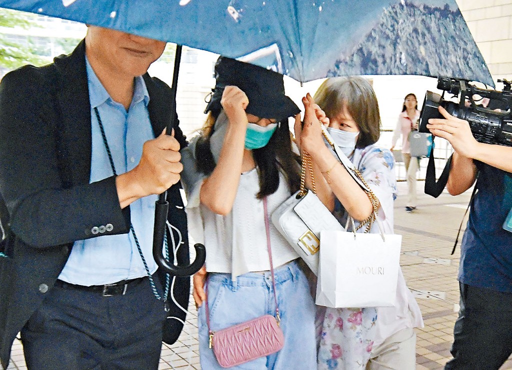 23歲被告袁靜婷(戴帽者)准保釋候訊。