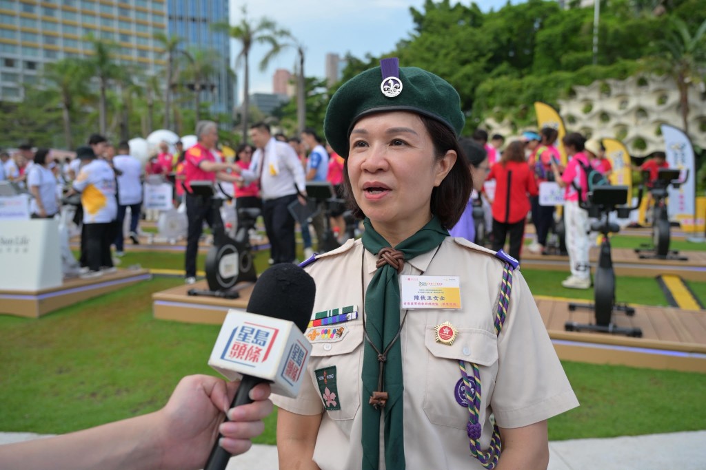 香港童軍總會助理香港總監(新界地域) 陳秋玉說,童軍總會目標是累積4萬零75公里,即圍繞地球一圈,甚至可能突破目標。 香港童軍總會助理香港總監(新界地域) 陳秋玉說,童軍總會目標是累積4萬零75公里,即圍繞地球一圈,甚至可能突破目標。
