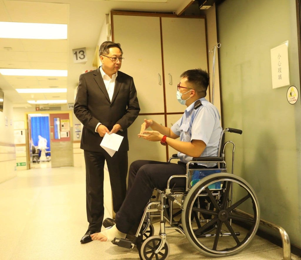 盧偉聰探望受傷警員。警方圖片