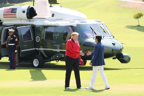 安倍晉三與特朗普一起打高爾夫球。（日本國首相官邸）