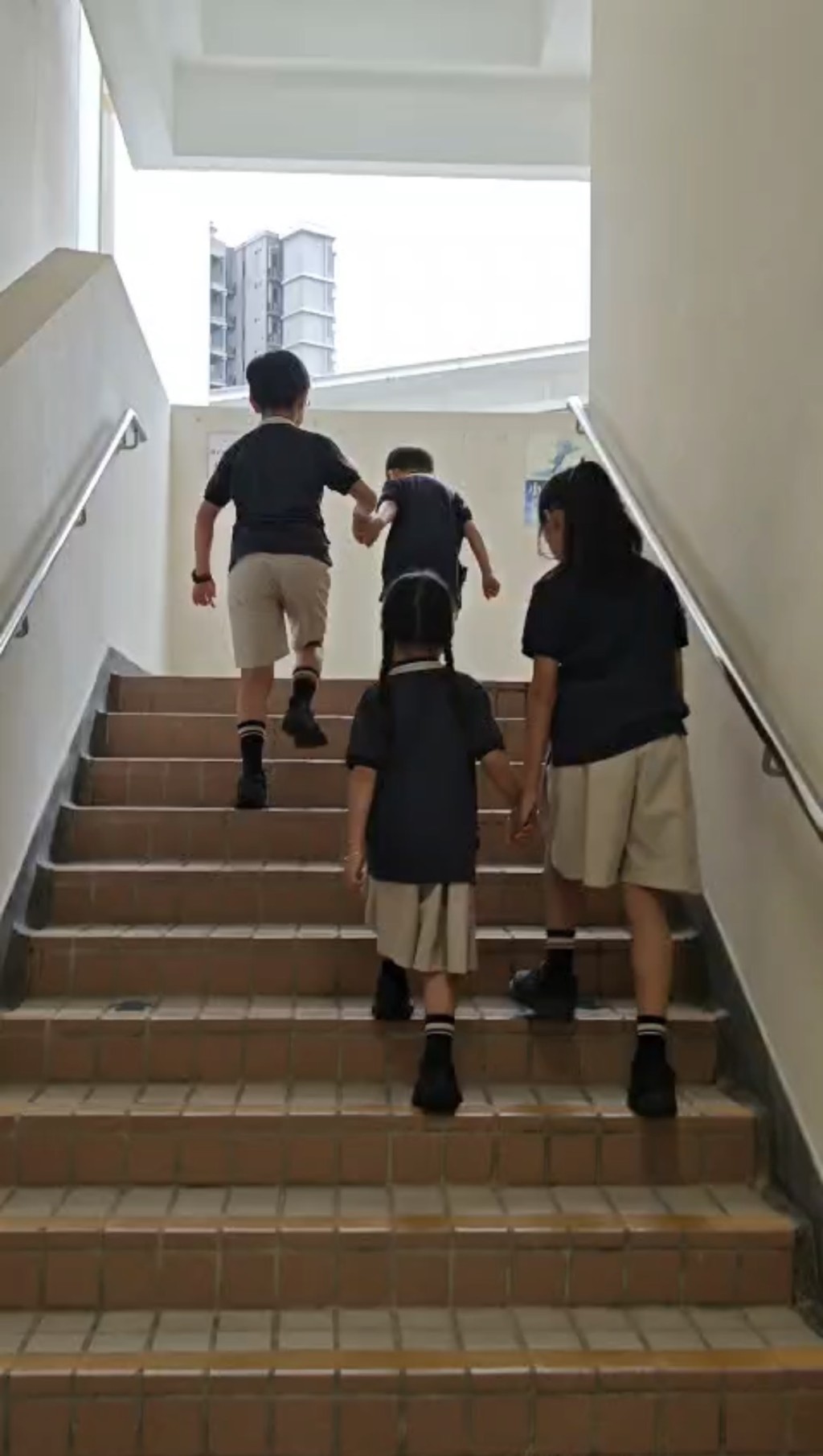 小一新生由高年级「小学长」带领上课室。(图片来源:Oh!爸妈) 小一新生由高年级「小学长」带领上课室。(图片来源:Oh!爸妈)