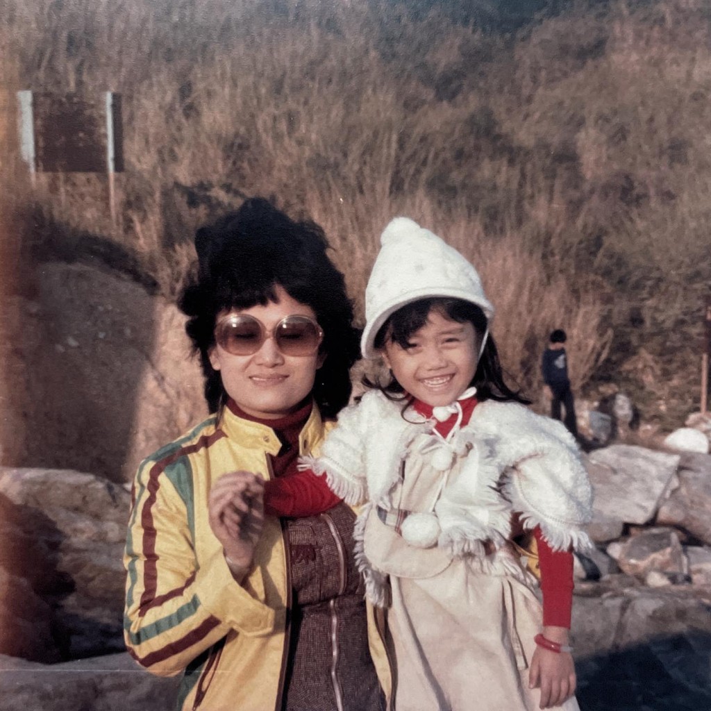 彭秀慧在IG Story贴出多贴与母亲的旧照。