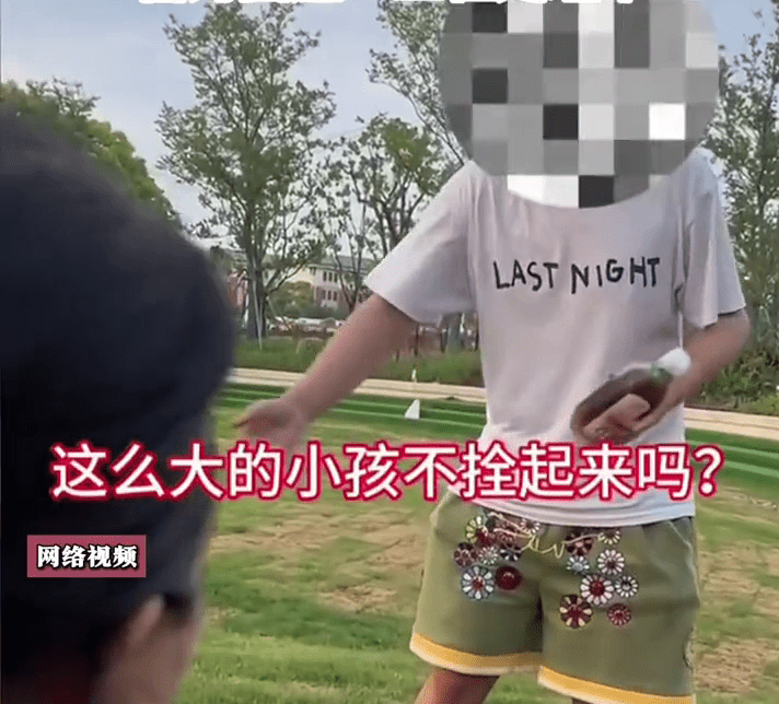 狗主反問「為何不把小孩拴起來？」 