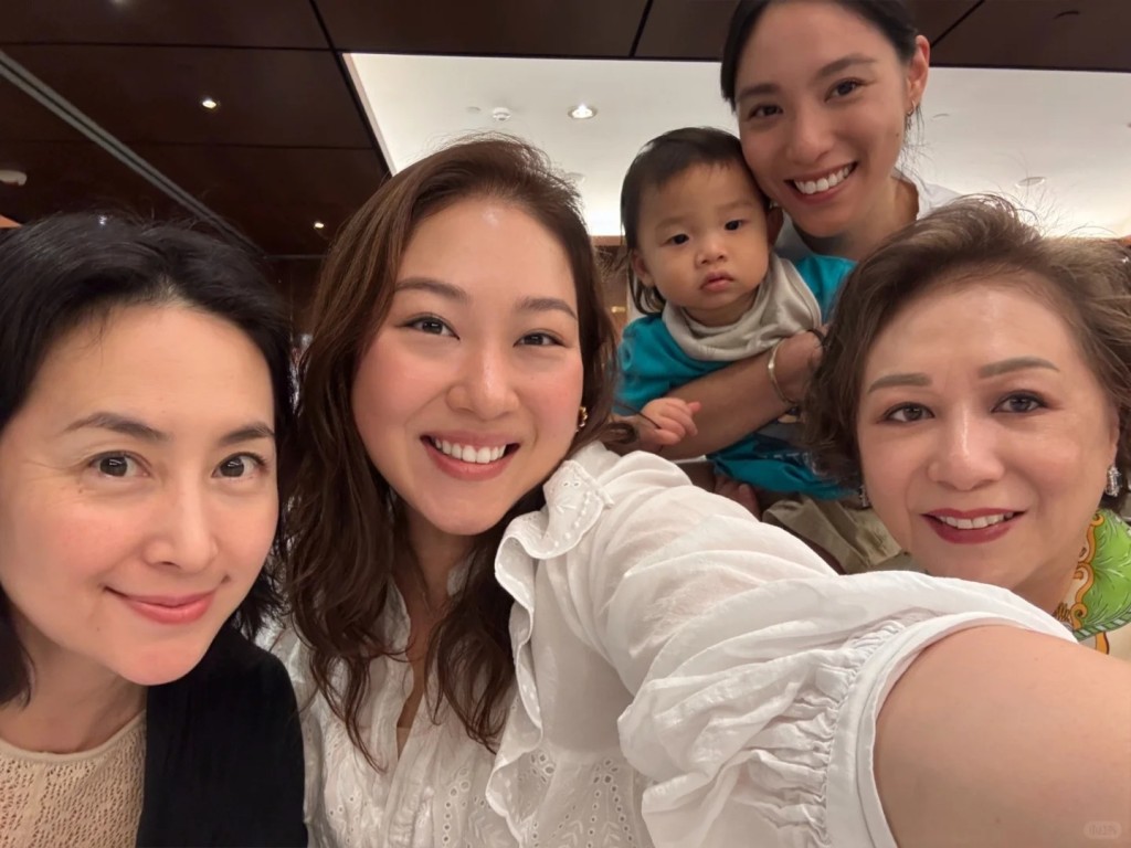 李美慧抱住兒子,與奶奶、繼女曾昭怡、曾昭怡契媽何超瓊合照。 李美慧抱住兒子,與奶奶、繼女曾昭怡、曾昭怡契媽何超瓊合照。