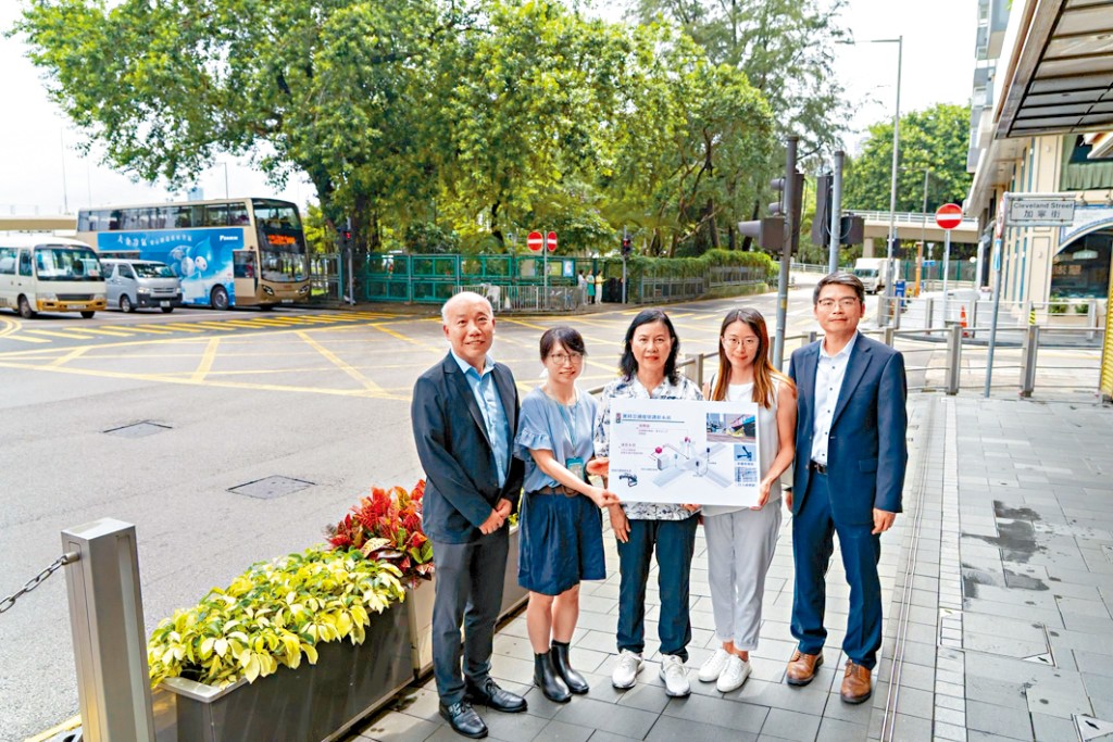 陳美寶(中)表示，採用新系統後，車輛通過路口的平均等候時間顯著減少5%至10%。