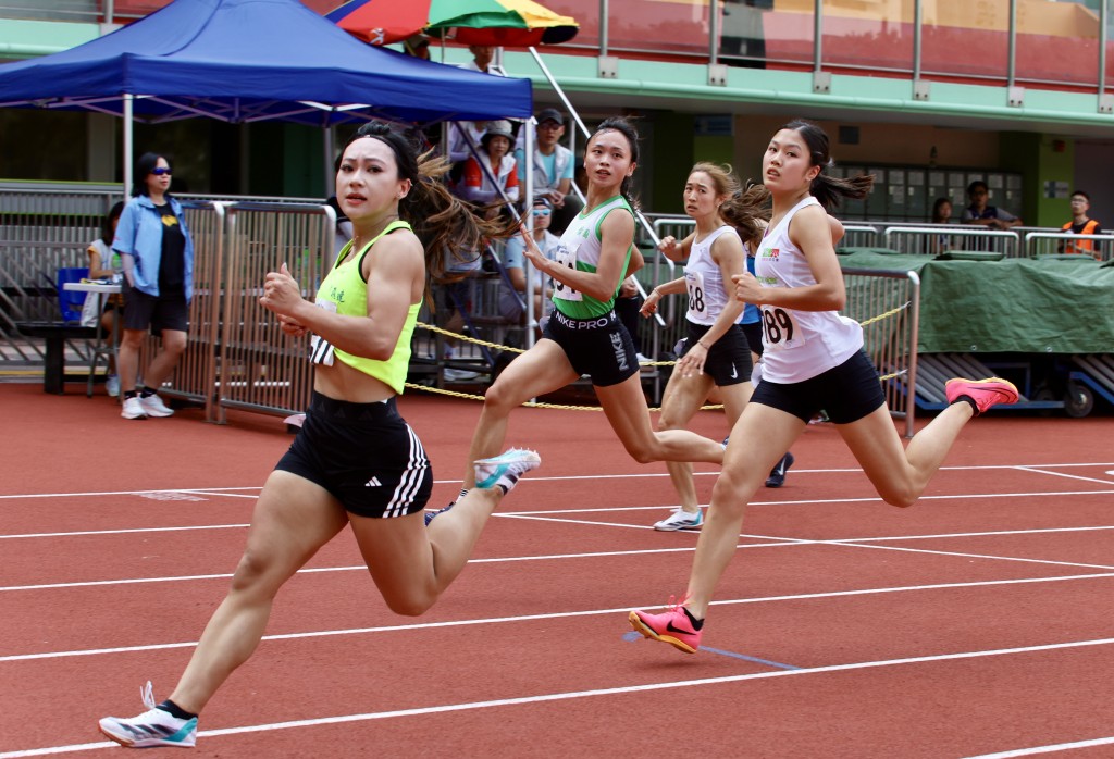 陈佩琦(前)在女子100米决赛, 以11秒93夺冠.
