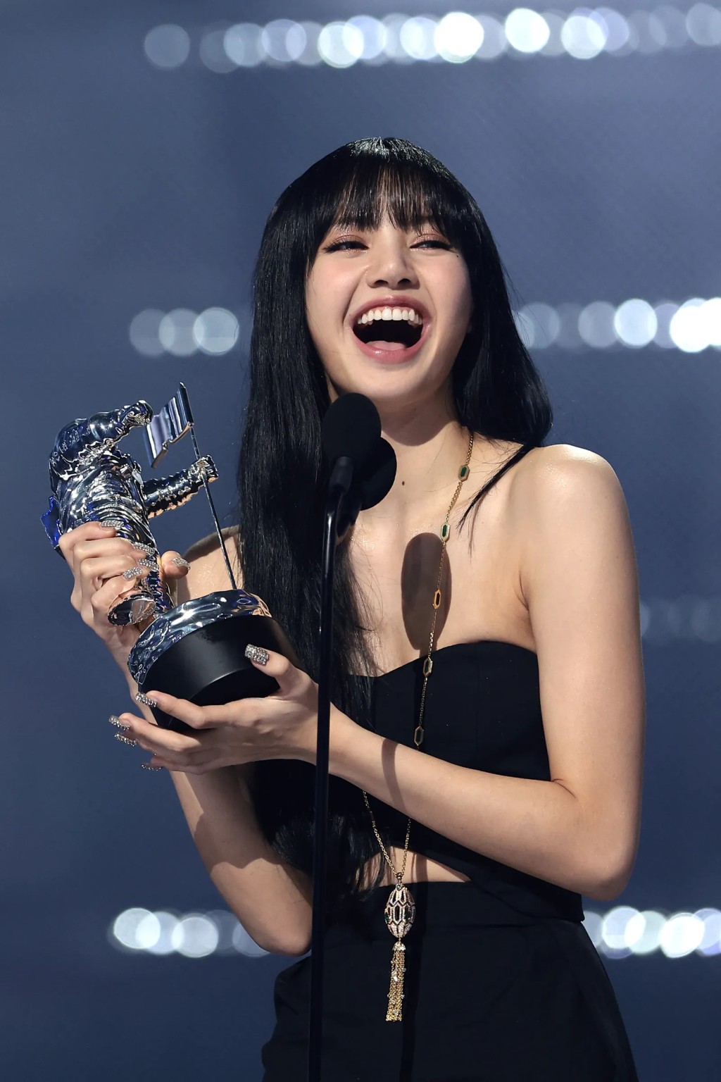 成员之一的 Lisa 以 solo 歌曲《Lalisa》夺下「Best K-POP」奖项，成为 VMA 历史上首位夺下这个奖项的 K-POP solo 女歌手。