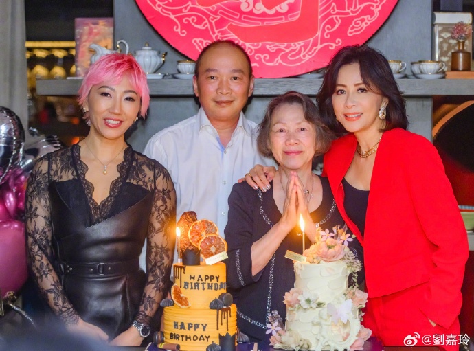 刘嘉玲为妈妈及弟弟庆生。