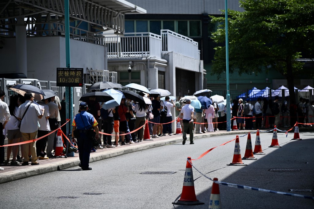 今早不少成功預約的市民,陸續抵達中環碼頭等待安檢及上船。蘇正謙攝 今早不少成功預約的市民,陸續抵達中環碼頭等待安檢及上船。蘇正謙攝