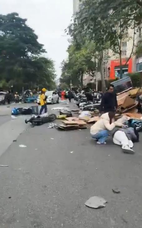 福州有私家車失控撞飛多輛電動車及司機。