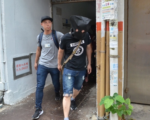 警破黑幫非法賭檔拘五人。