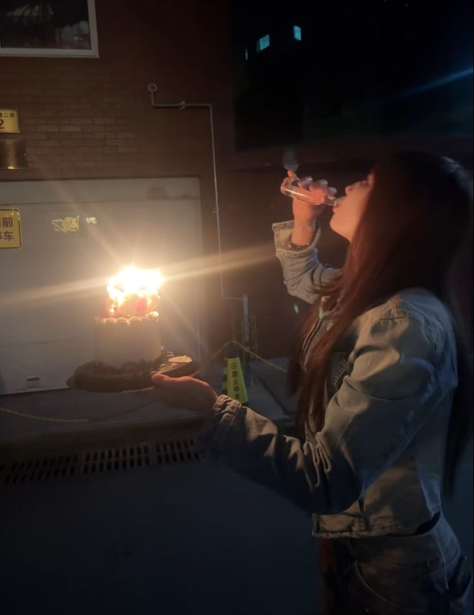 王添羽模仿喷火蛋糕遭回流火焰烧伤。抖音