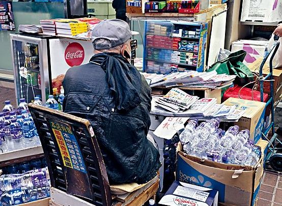 私煙橫行，令售賣完稅煙的報販香煙生意少了七成。