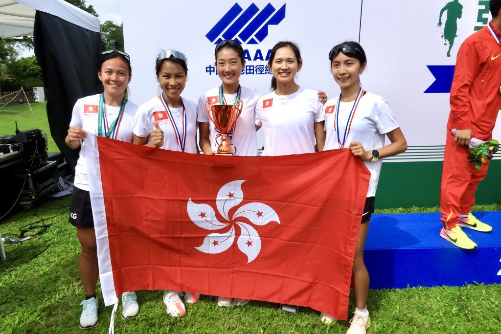 一眾香港女子隊奪團體銅牌後，也不忘跟因傷未能參賽的屈旨盈分享奪獎的喜悅