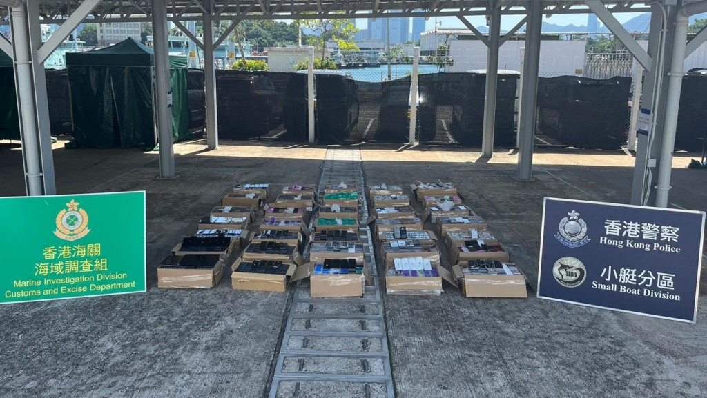 海關及水警截走私快艇檢值150萬元電子產品。