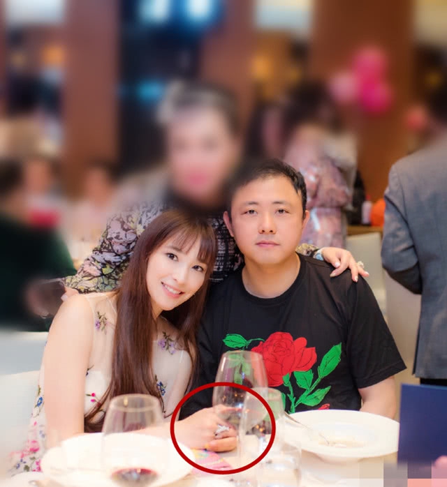 吴佩慈在2013年恋上纪晓波。