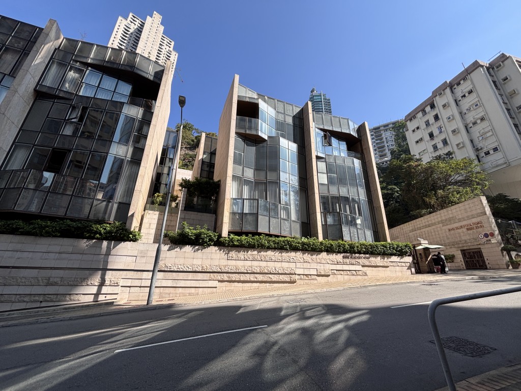 跑馬地豪宅項目藍塘道23至39號的31號獨立屋，達9186方呎，成交價約4.47192億。