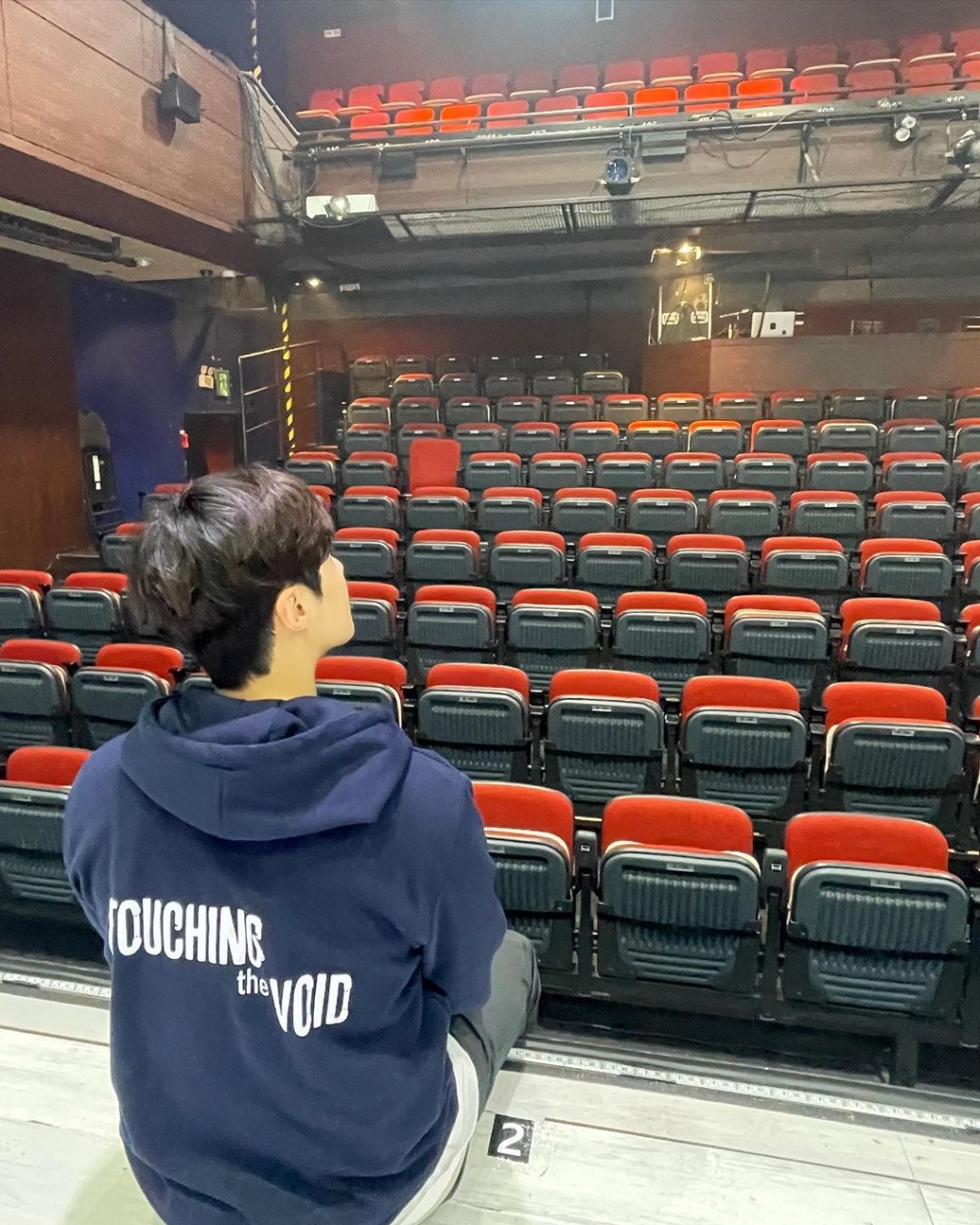 金宣虎以舞台劇《Touching the Void》復工,個場好細好近。