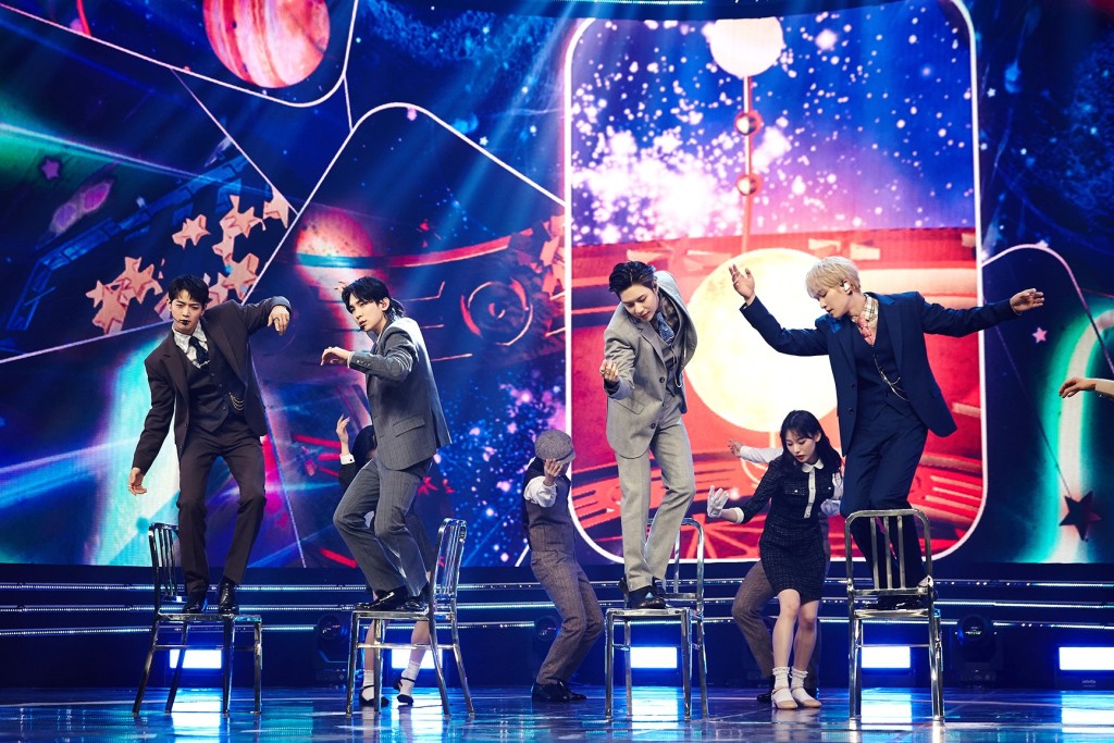 SHINee表演上一張專輯的主打歌《Good Evening》。