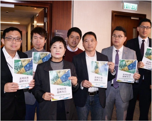 民主黨會見財政司司長陳茂波,提交300多項建議。