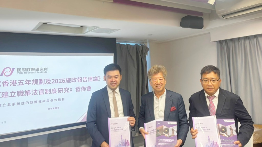 左起:潘學智、湯家驊,及張達明。 左起:潘學智、湯家驊,及張達明。