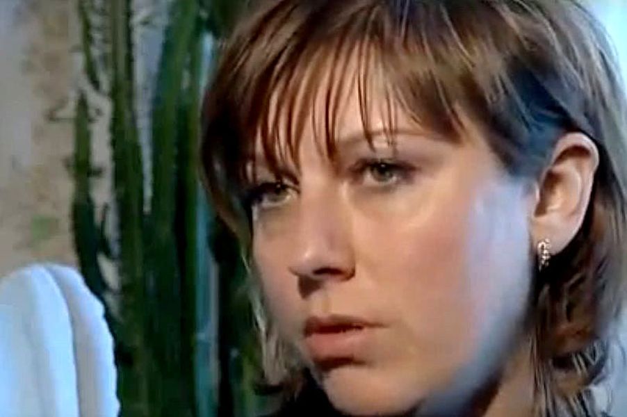 爱莲娜一时间难以接受阿娜(小图)非亲生女儿。网图