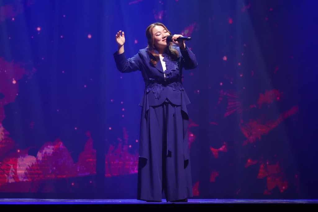 黃博唱出《這一個夜》、《不必在乎我是誰》、《如燕》。