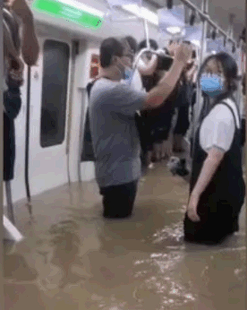 洪水湧入地鐵站五號線，當日500多名乘客被困。網圖