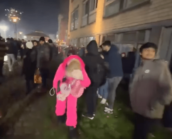 Kunshikitty在Twitch平台進行直播，當她走在人群中時，突然被不明雜物擊中頭部。