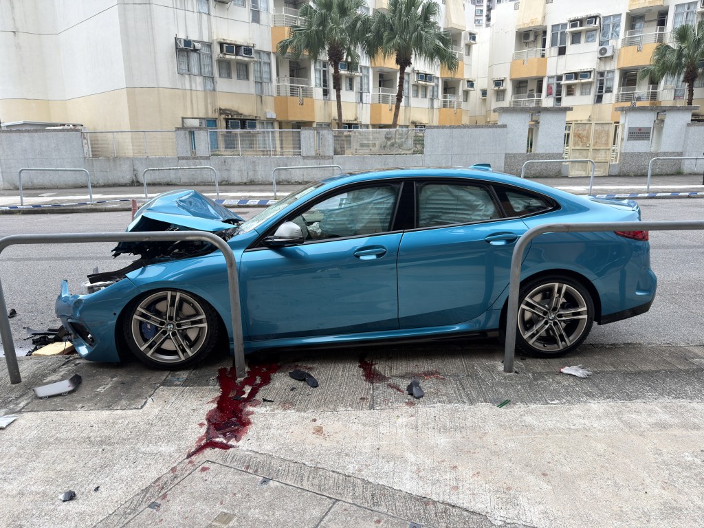 寶馬車底遺下大灘血迹。 寶馬車底遺下大灘血迹。