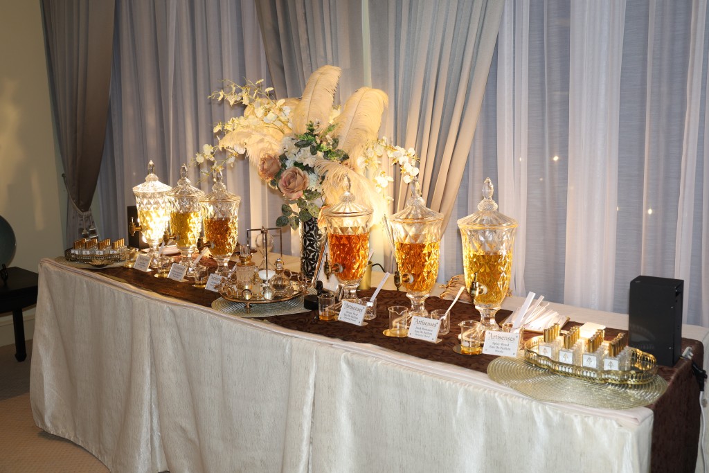 婚禮現場有Perfume Bar，讓賓客自己調校香水。