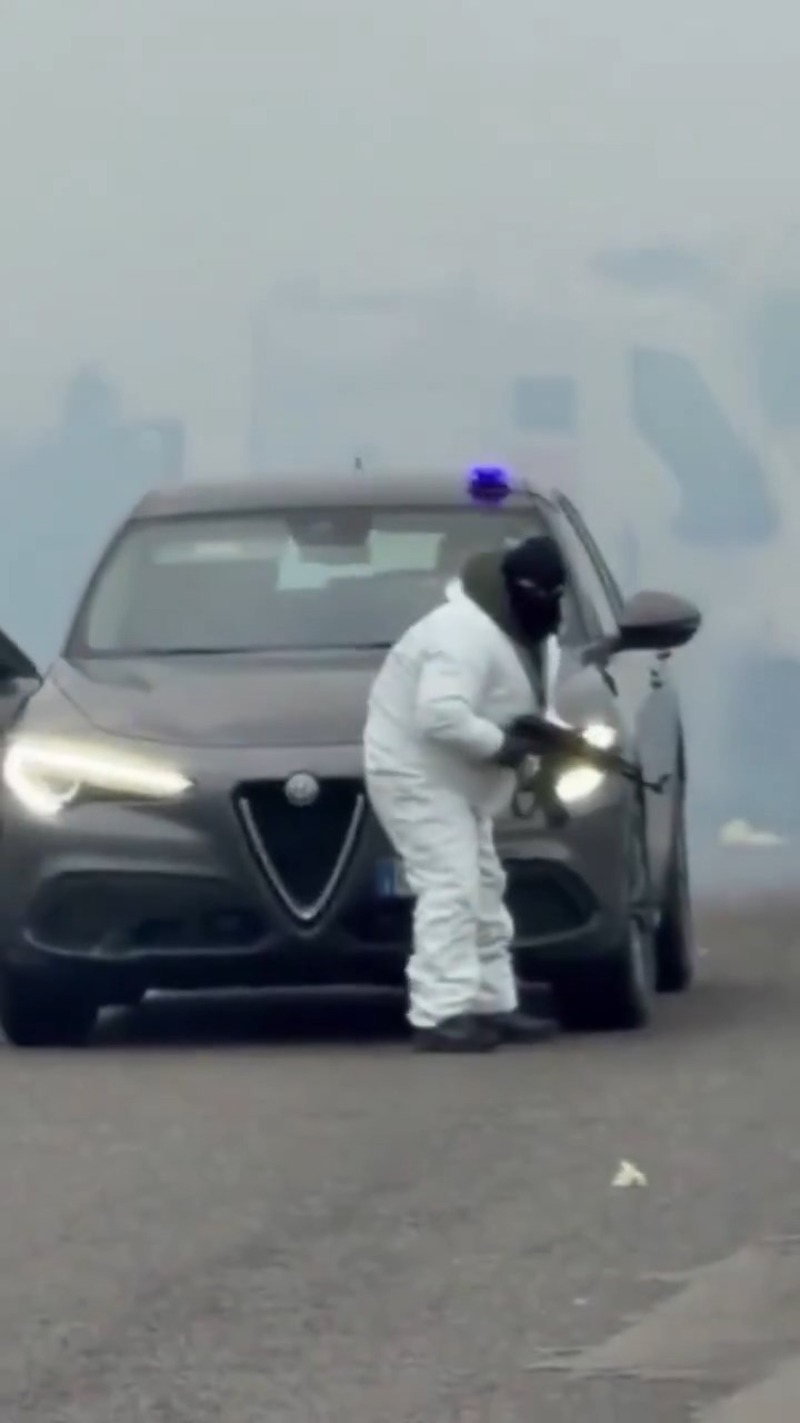 劫匪与军警驳火。Ｘ＠SUN SKULL