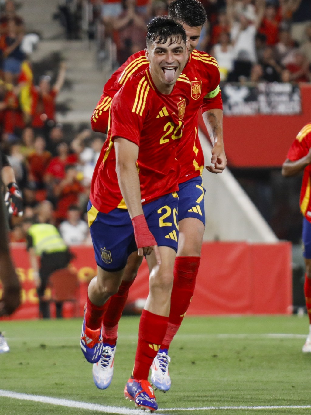 歐國盃．西班牙中場柏迪（前）用入球表示「強勢回歸」。（美聯社）