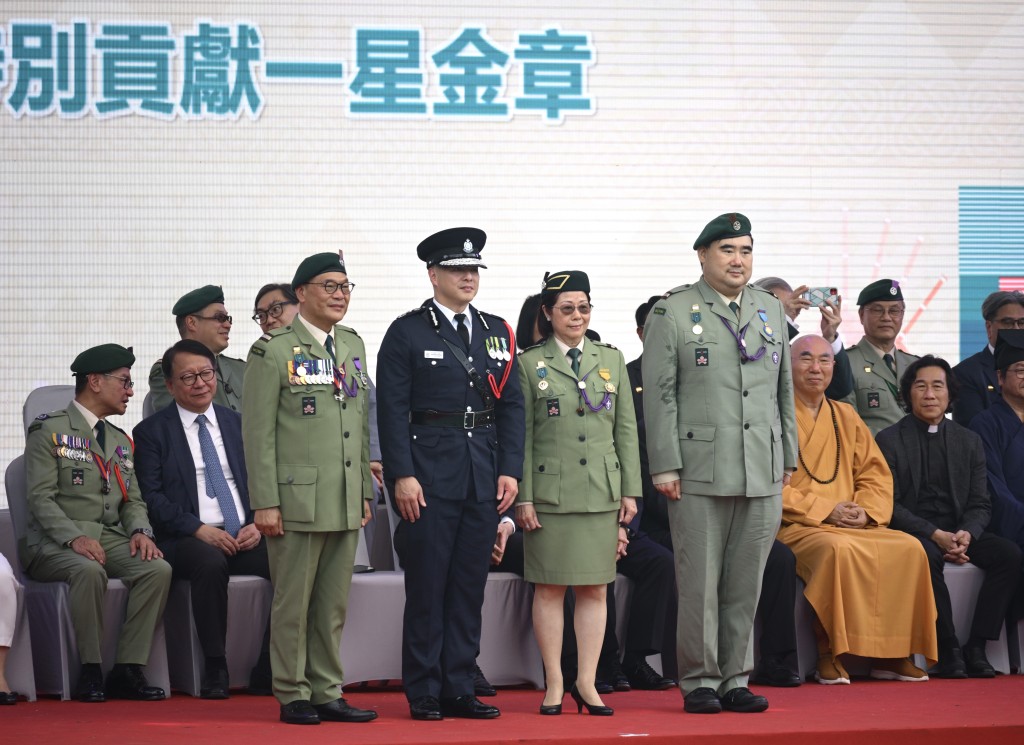 警務處處長周一鳴（前排左二）頒發「頒發香港童軍115周年特別貢獻一星金章」。