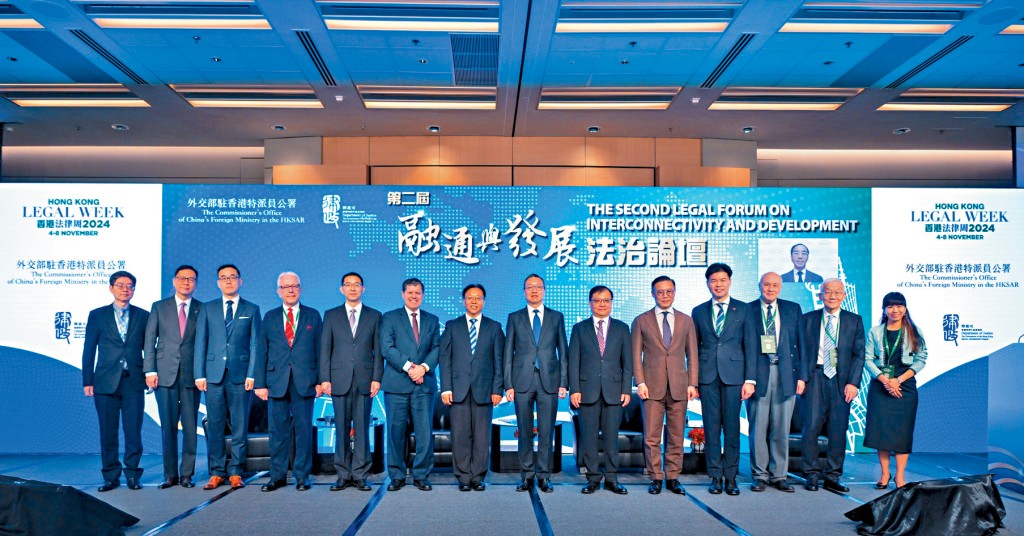 香港法律周2024昨踏入第2日,林定國(右四)、崔建春(左四)及江樂士(左一)等出席論壇。
