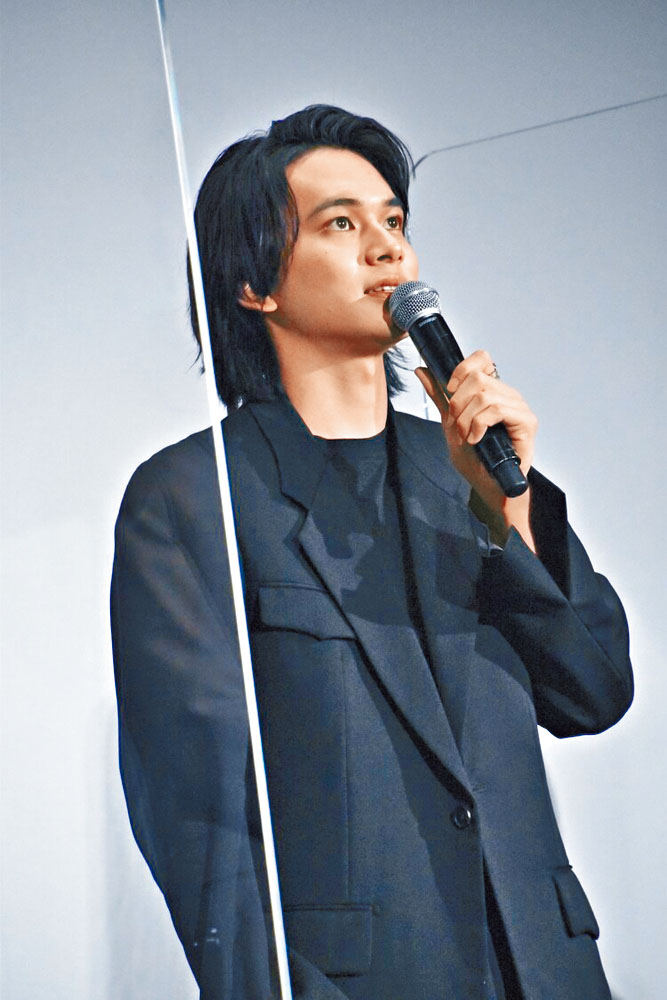 北村匠海昨日出席新片宣傳活動,自爆拍攝時割傷手指狂流血。