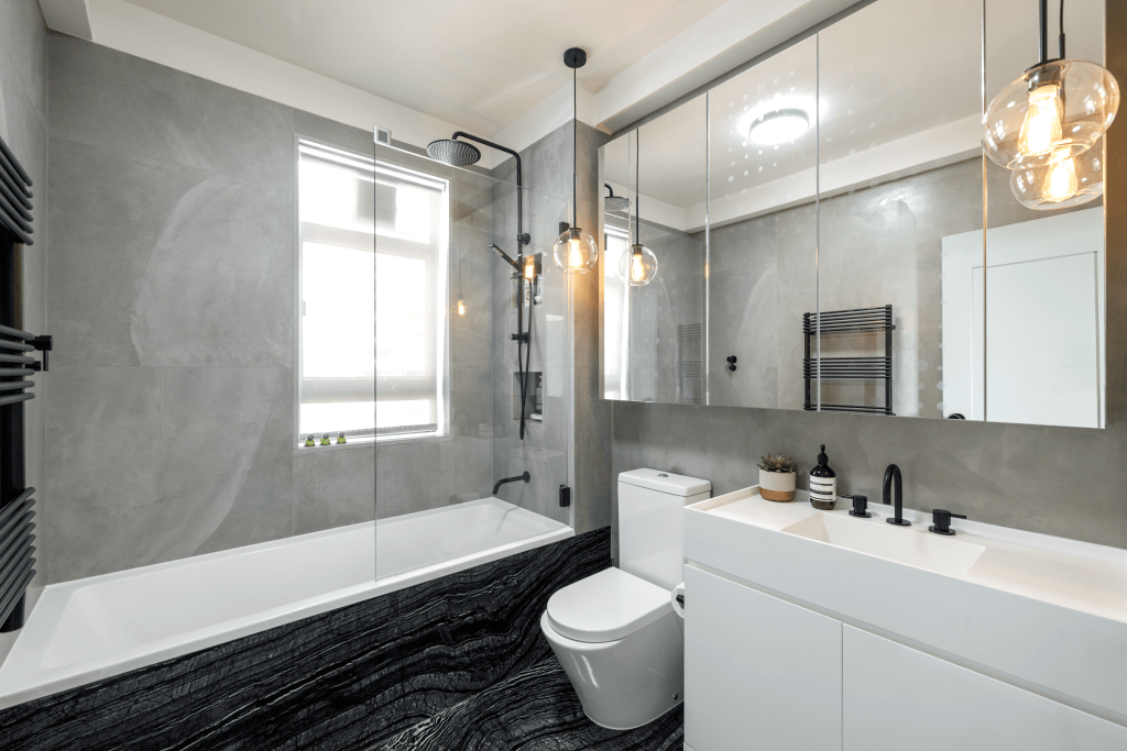 圖中浴室走北歐工業風，以黑白灰混搭出層次感。