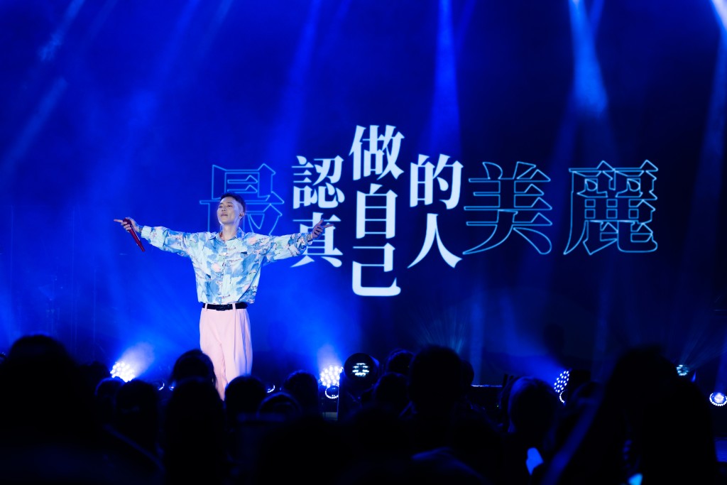 蕭秉治唱出抒情歌後為觀眾送驚喜。