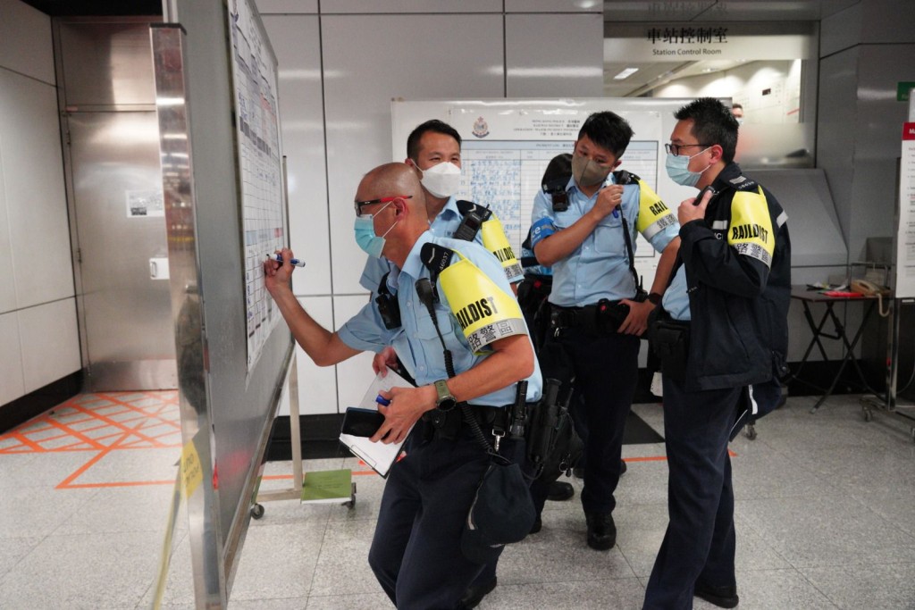 是次演习模拟一宗严重铁路事件，和车站外一宗严重交通意外，导致多人伤亡，目的测试及加强警队与不同部门在铁路系统中处理重大事故的沟通、协调及应变能力。(香港警察fb图片) 