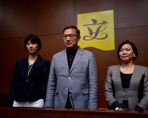 主席謝偉俊（中）會後表示，下次會議將繼續以閉門形式進行，保密原則繼續有效。