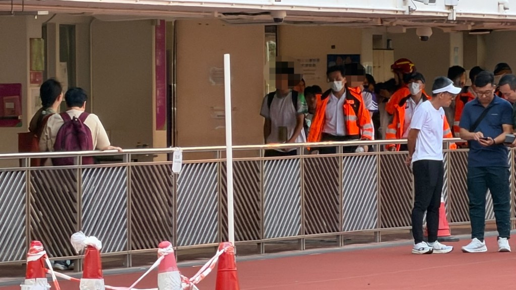 多名同學不適送院。 多名同學不適送院。