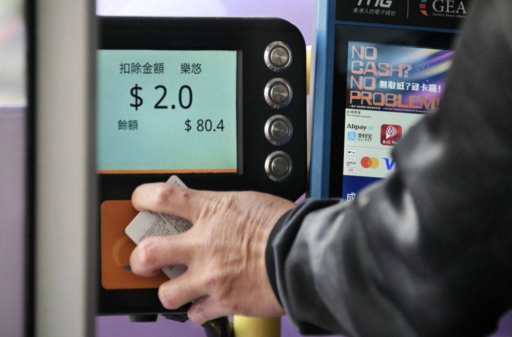 受惠人士搭乘成人票價為10元或以下的路線,維持繳付2元車費。資料圖片 受惠人士搭乘成人票價為10元或以下的路線,維持繳付2元車費。資料圖片