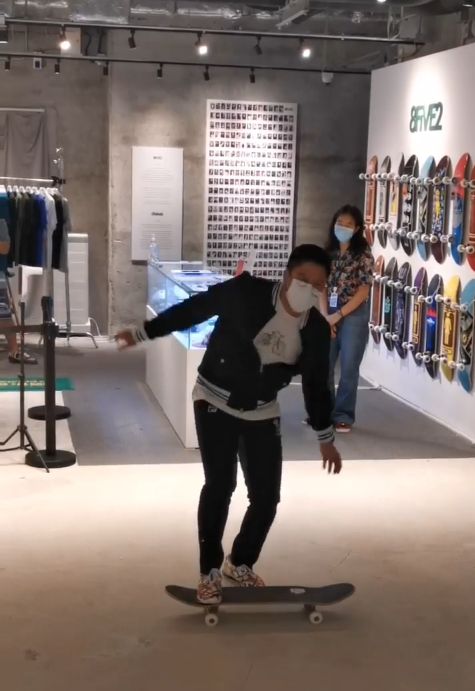 霍啟剛企唔穩。